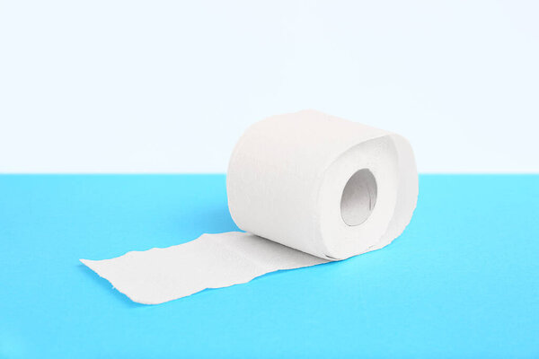 Рулон туалетной бумаги на синем фоне