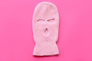 Pembe arka planda örülmüş kar maskesi