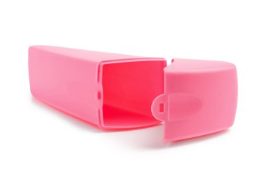 Beyaz arkaplanda pembe kalem kutusu aç