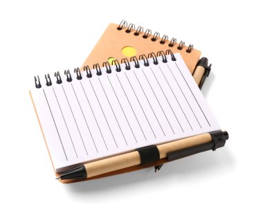 Beyaz arkaplanda kalemleri olan şık defterler