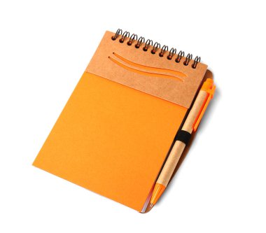 Beyaz arkaplanda kalem bulunan turuncu defter