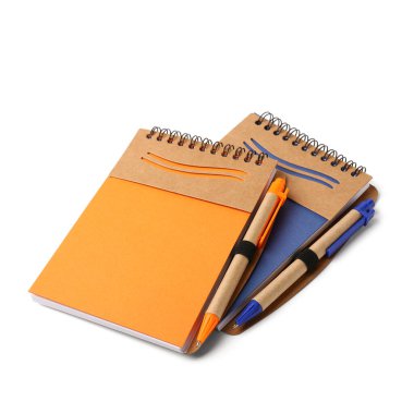 Beyaz arkaplanda kalemleri olan farklı defterler