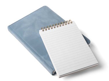 Beyaz arkaplan üzerine farklı defterler