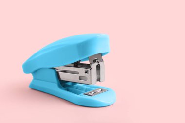 Pembe arka planda mavi zımba