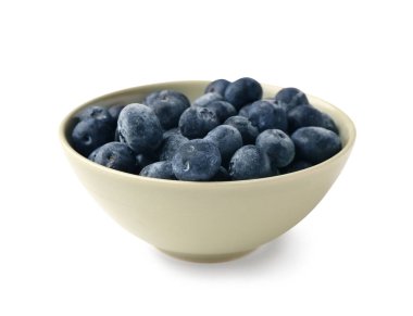 Beyaz arka planda izole edilmiş taze yaban mersinli kase