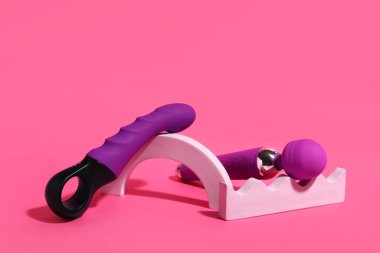 Renk arkaplanında vibratörleri ve alçı podyumları olan kompozisyon