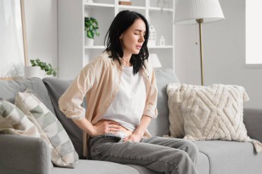 Apandisit ameliyatından sonra uygulamalı tıbbî yaması olan genç bir kadın.