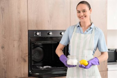 Mutfakta soda ve limonlu genç bir kadın.