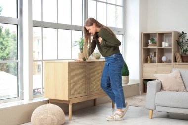 Evde panik atak geçiren genç bir kadın.