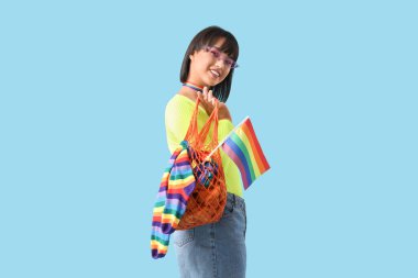 LGBT bayrağı ve mavi arka planda gökkuşağı çoraplı güzel bir kadın.