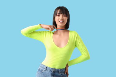 Gökkuşağı renginde güzel bir kadın mavi arka planda boğucu.