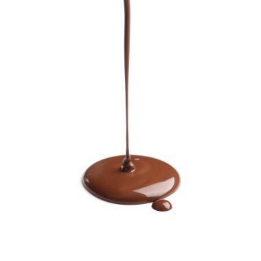 Beyaz arka planda tatlı çikolata damlıyor