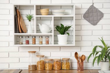 Mutfaktaki cam kavanozlarda farklı ürünler var.