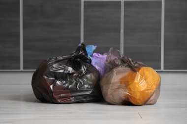 Mutfakta yerde çöp torbaları var.