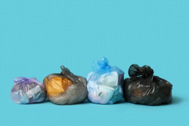 Mavi arkaplanda tam çöp torbası