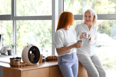 Ofiste kahve molası veren kadınlar