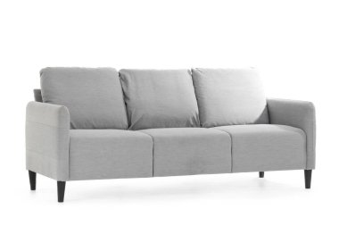 Beyaz arka planda gri kanepe