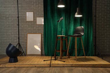 Dışkı, mikrofon ve parlayan lambalarla stand-up görüntüsü