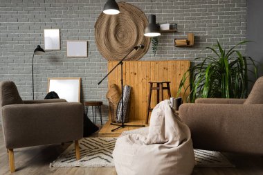 Tabure, mikrofon ve koltuklarla stand-up görüntüsü