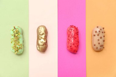 Renk arkaplanında lezzetli jöleli eklerlerle kompozisyon