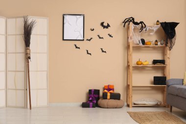 Cadılar Bayramı için raflarla dekore edilmiş modern oturma odasının içi.