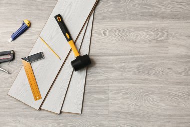 Yerdeki araç gereçler ve kaplama tahtalar