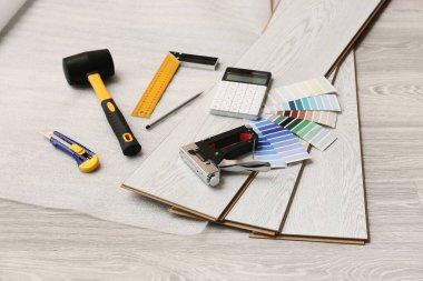 Araçlar, hesap makinesi, ev projesi, renk paletleri ve yerdeki kaplama tahtaları