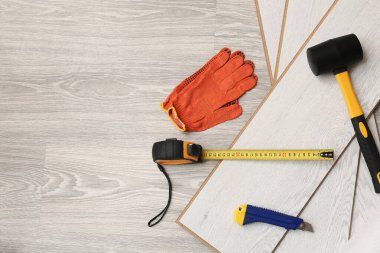 Araçlar, mezuralar ve yerdeki kaplamalar