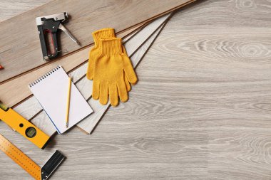 Araçlar, dizüstü bilgisayarlar ve yerdeki kaplama tahtalar