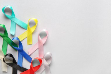 Gri arka planda renkli kurdeleler. Dünya Kanser Günü