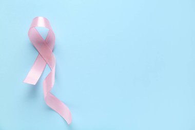 Mavi arka planda pembe kurdele. Dünya Kanser Günü