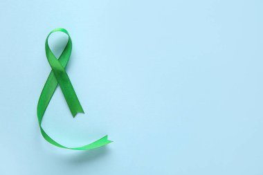 Mavi arka planda yeşil kurdele. Dünya Kanser Günü