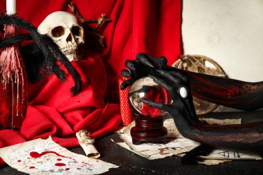 Sihirli özellikleri olan lanet cadı elleri ve grunge black table üzerinde kristal küre. Cadılar Bayramı