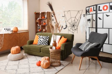 Cadılar Bayramı için dekore edilmiş oturma odasının içi hayalet ve balkabaklarıyla dolu.