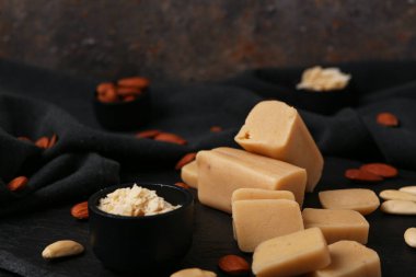 Lezzetli badem ezmesi, badem ezmesi ve siyah masada gevrek.