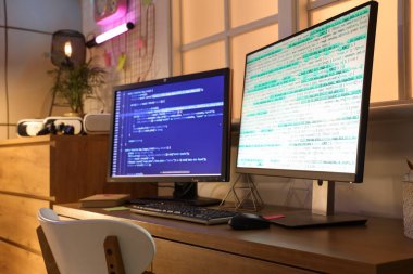 Geceleri programcının masasında şifreli bilgisayar monitörleri