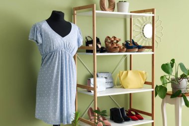 Manken, raf ünitesi ve aksesuarlı soyunma odasının içinde.