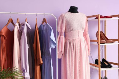 Manken, raf ve giysi rafı olan soyunma odasının içinde.