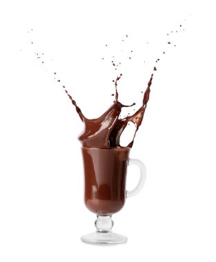 Beyaz arka planda cam bardakta lezzetli bir sıcak çikolata damlası.