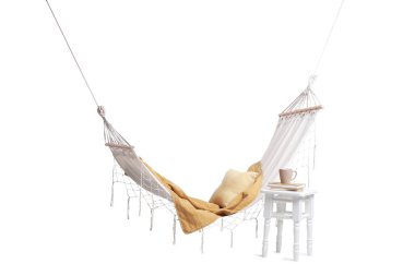 Kareli hamak, yastık, dışkı ve fincanla beyaz arka planda izole edilmiş.