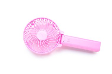 Beyaz arka planda küçük pembe elektrikli fan