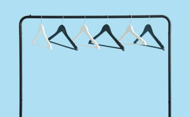 Ahşap elbiseli raflar mavi arka planda asılı.