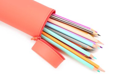 Beyaz arkaplanda farklı kalemlere sahip bir dosya