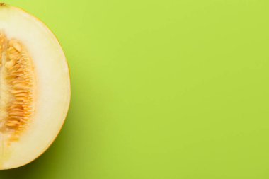 Yeşil arka planda tatlı kavunun yarısı