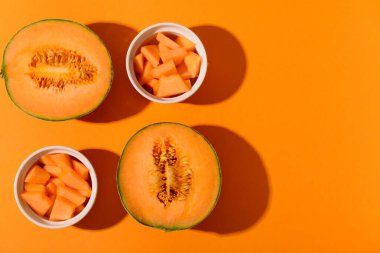 Tatlı karpuz ve turuncu arka planda parçaları olan kaseler.