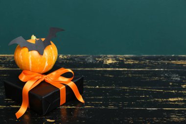 Balkabağı, kağıt sopa ve Cadılar Bayramı kutlaması için hediye paketi.