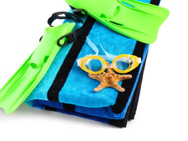 Beyaz arka planda yeni yüzme gözlükleri, havlu ve paletler.