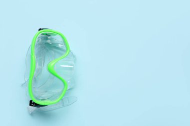 Mavi arkaplanda yeşil yüzme maskesi