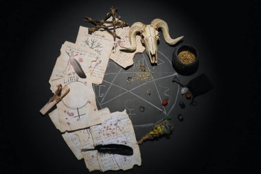 Cadıların sihirli özellikleri, koyu arkaplanda çizilmiş pentagramdır.