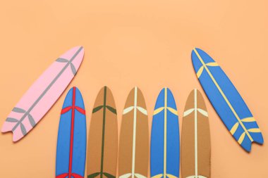 Turuncu arka planda farklı mini sörf tahtaları